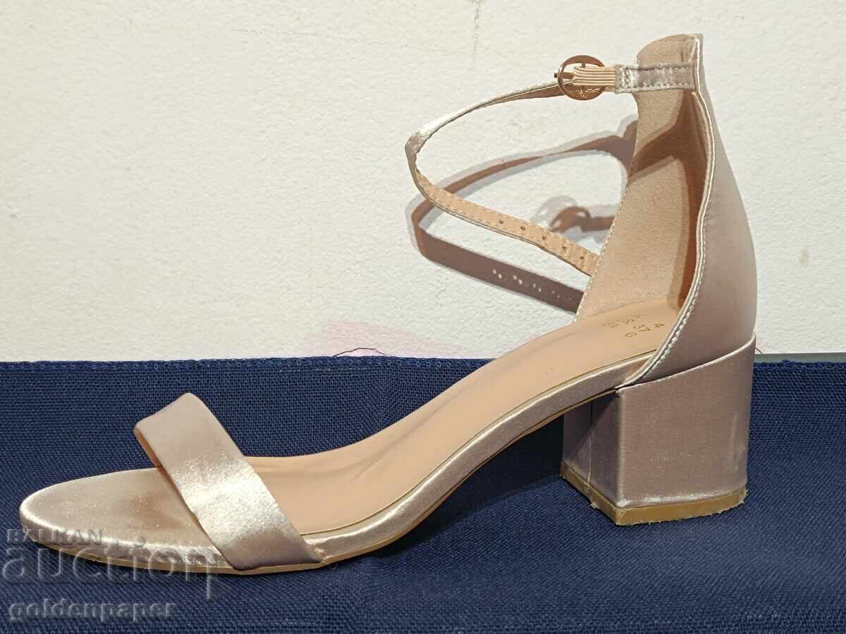 Sandale cu toc culoarea șampaniei 37 cu preț € 5.00 | 9.78 BGN