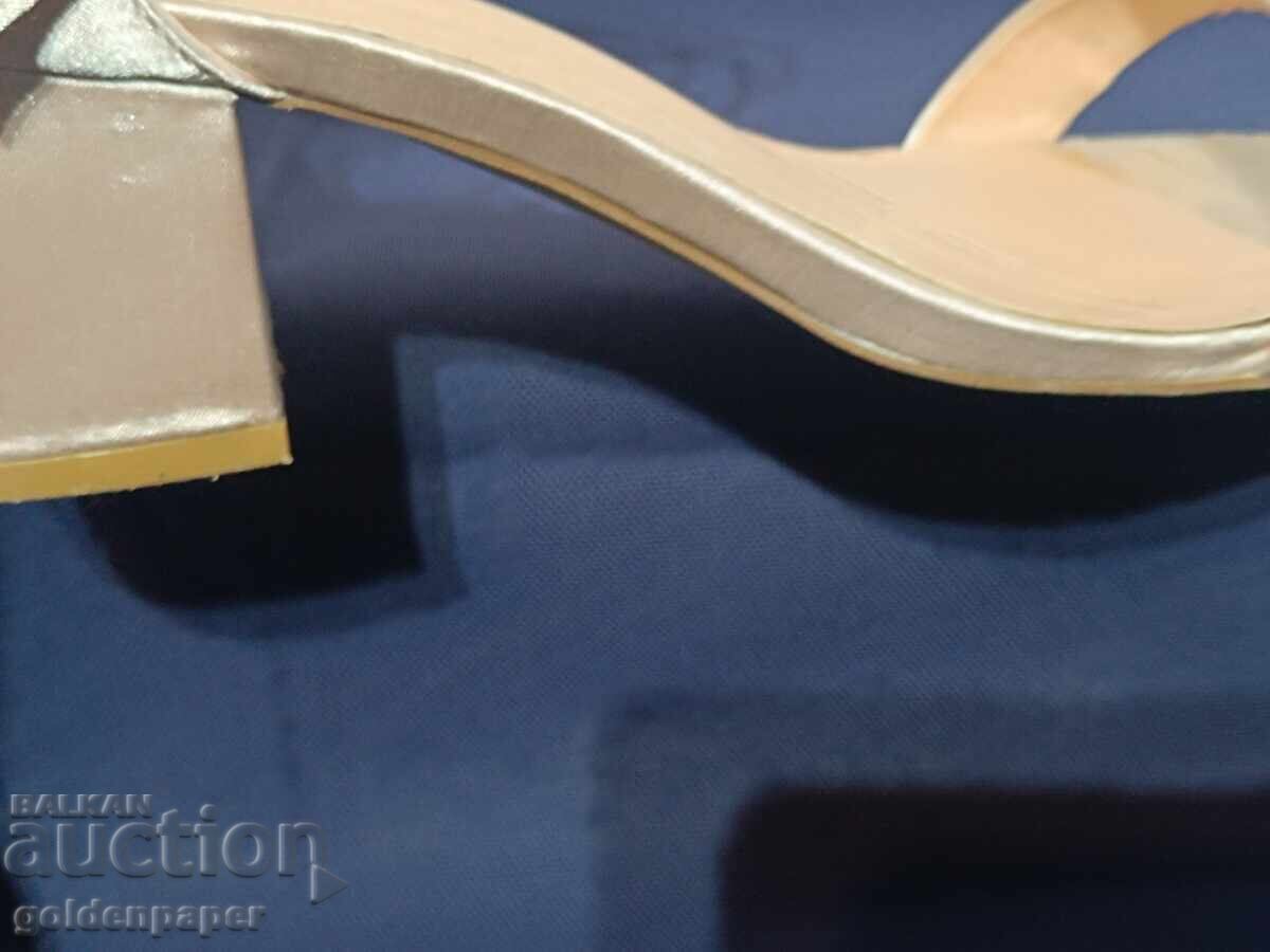 Livrarea Sandale cu toc culoarea șampaniei 37