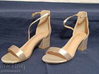 Πέδιλα με τακούνι σε χρώμα σαμπάνιας 37