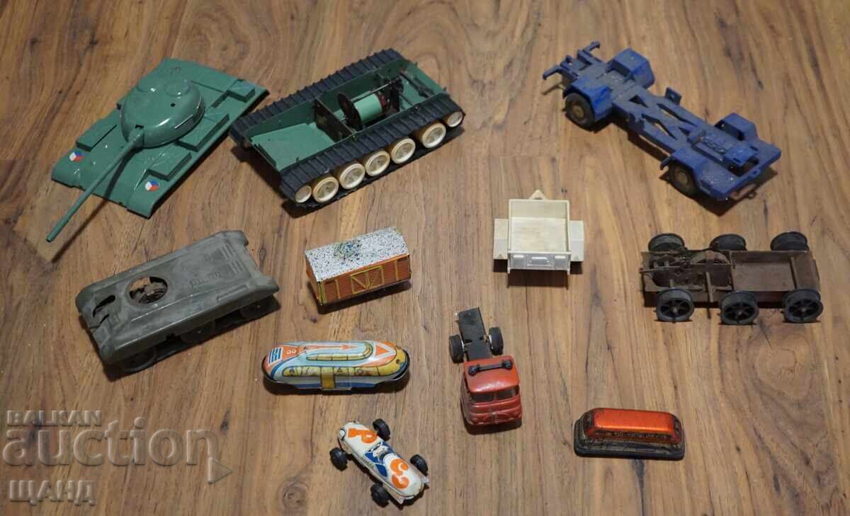 Lot jucării vechi din metal pentru piese tanc, mașini, camion cu preț € 7.70 | 15.06 BGN
