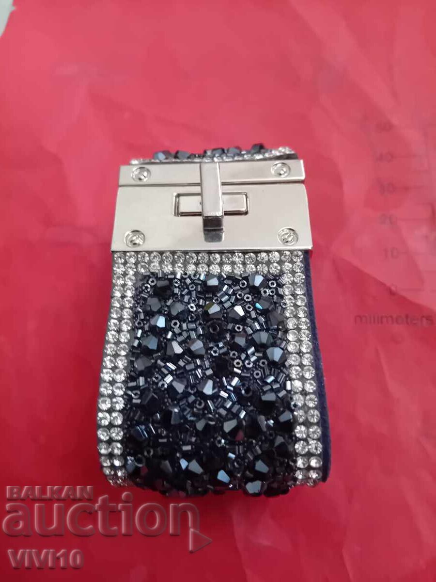 Brățară cu pietre cu preț € 10.00 | 19.56 BGN