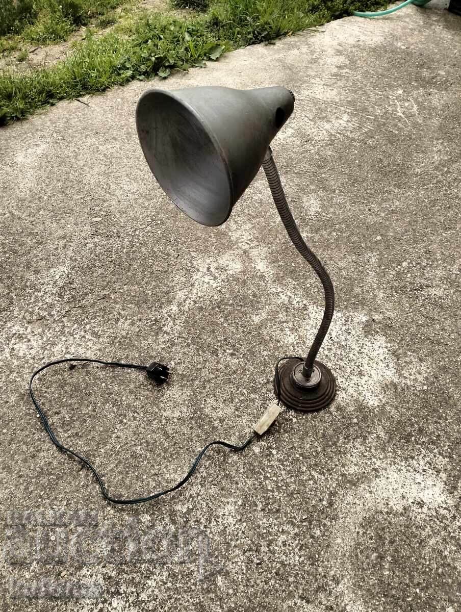 Veche lampă industrială Veche lampă industrială