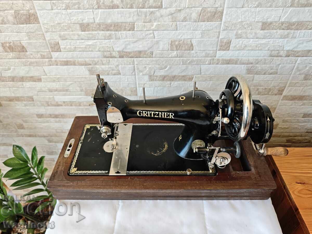 Mașină de cusut manuală - GRITZNER - anul 1920 - Germania cu preț € 80.00 | 156.47 BGN