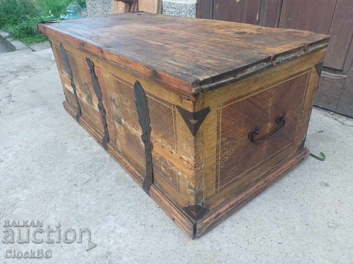 Wooden trunck с цена € 325.00 | 635.65 лв.