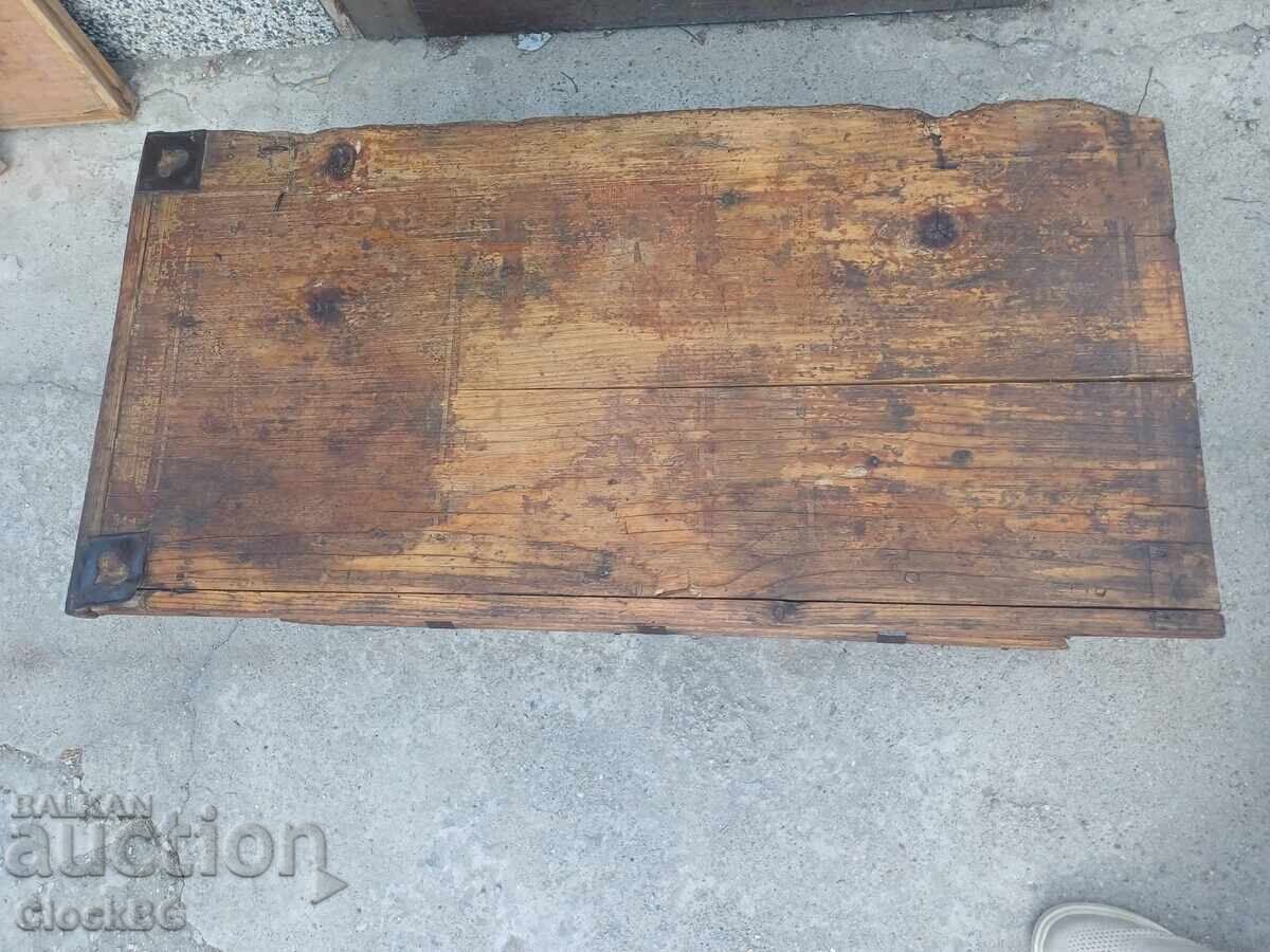 Аукцион Wooden trunck