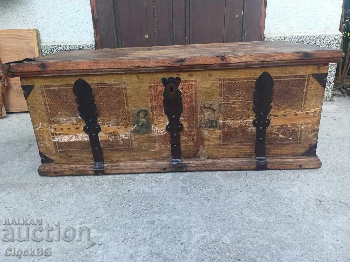 Доставка на Wooden trunck