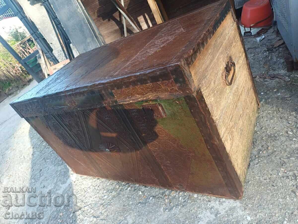 Παλιό ξύλινο μπαούλο με τιμή € 99.00 | 193.63 BGN