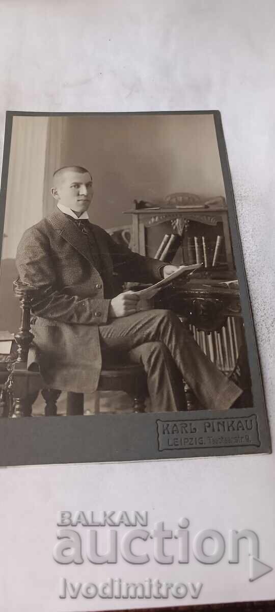 Photo Young man Cardboard