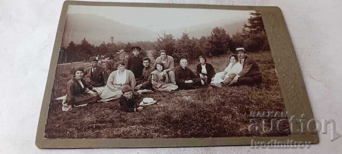 Fotografie bărbați femei băieți și fete pe o pajiște Carton