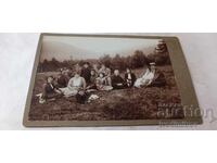Fotografie bărbați femei băieți și fete pe o pajiște Carton