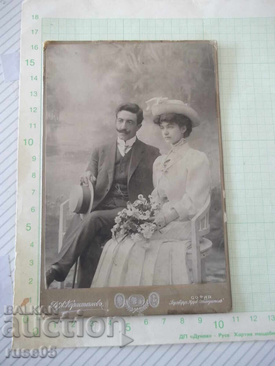 Fotografie veche pe carton a unui cuplu tânăr într-un studio foto