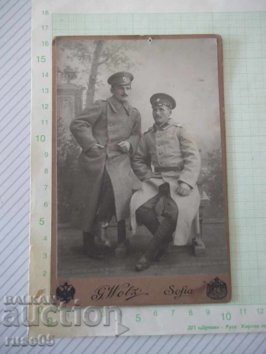Fotografie veche pe carton cu doi militari într-un studio foto