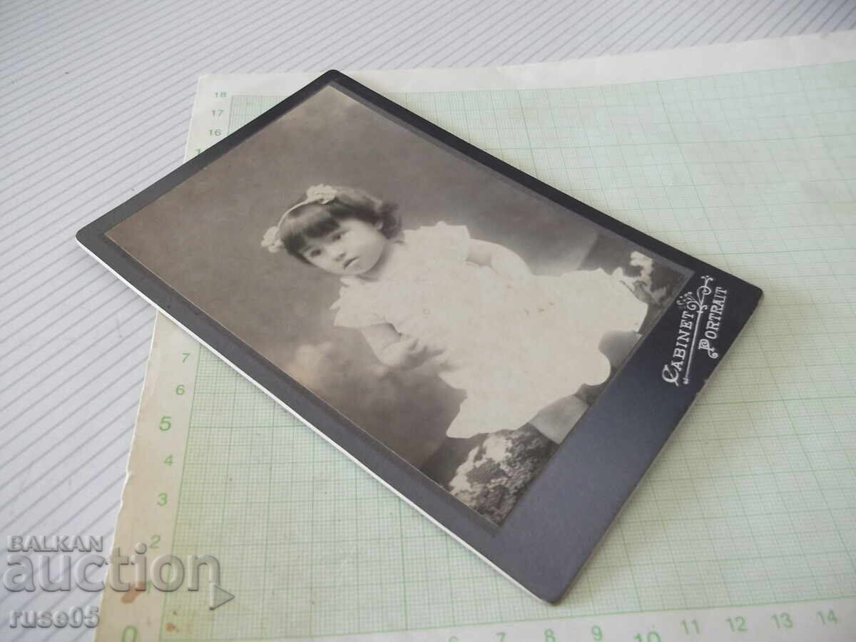 Licitație Fotografie veche pe carton cu un copil într-un studio foto