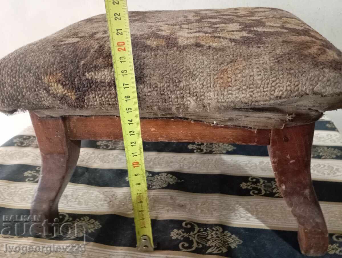 Taburet vechi cu preț € 18.00 | 35.21 BGN