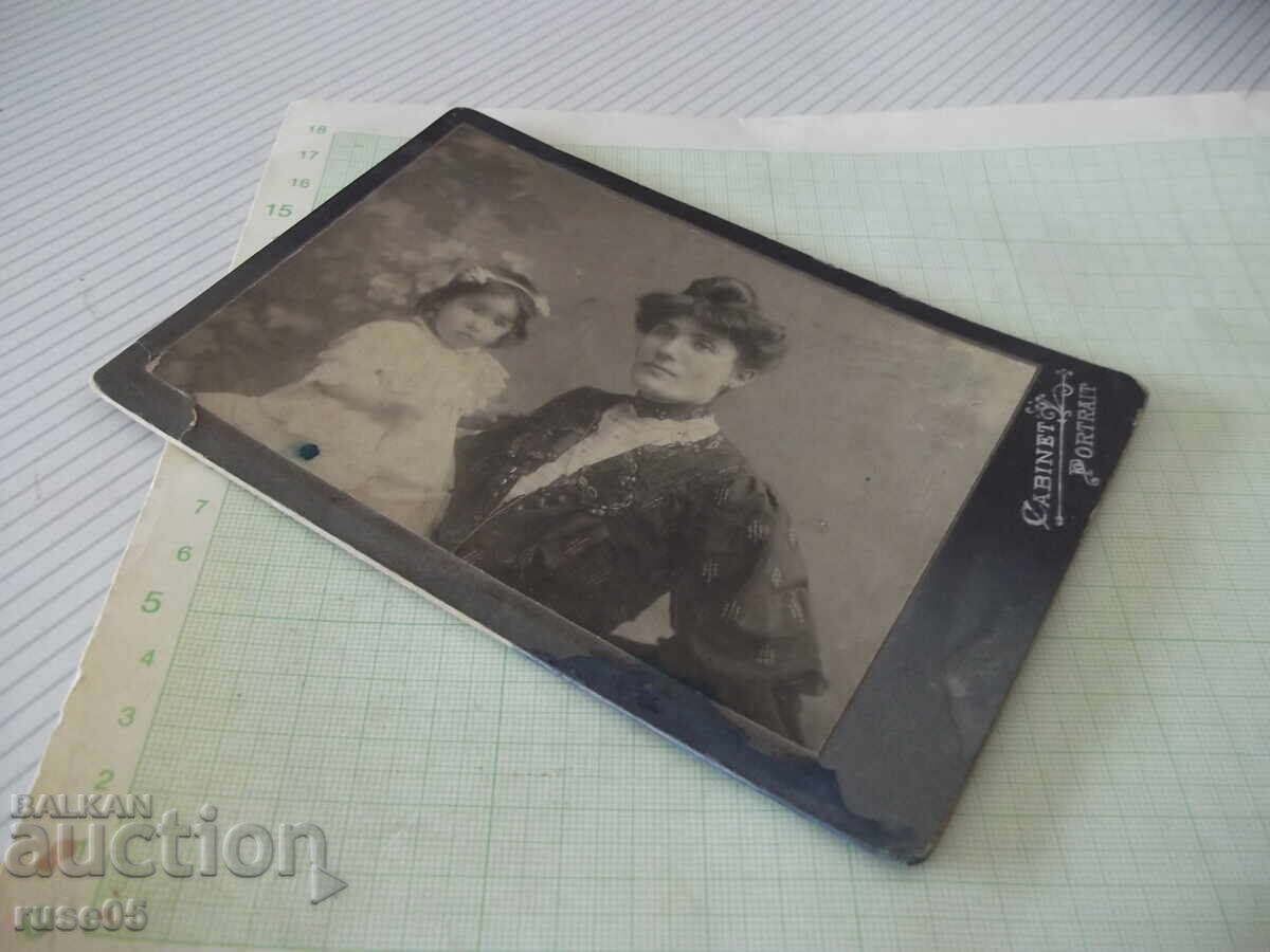 Licitație Fotografie veche pe carton cu mamă și fiică într-un studio foto