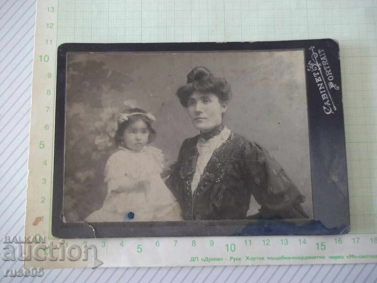 Fotografie veche pe carton cu mamă și fiică într-un studio foto