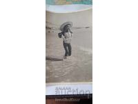 Снимка Малко момиченце на брега на морето