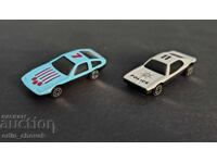 Lot 2 mașinuțe, aproximativ 1/64