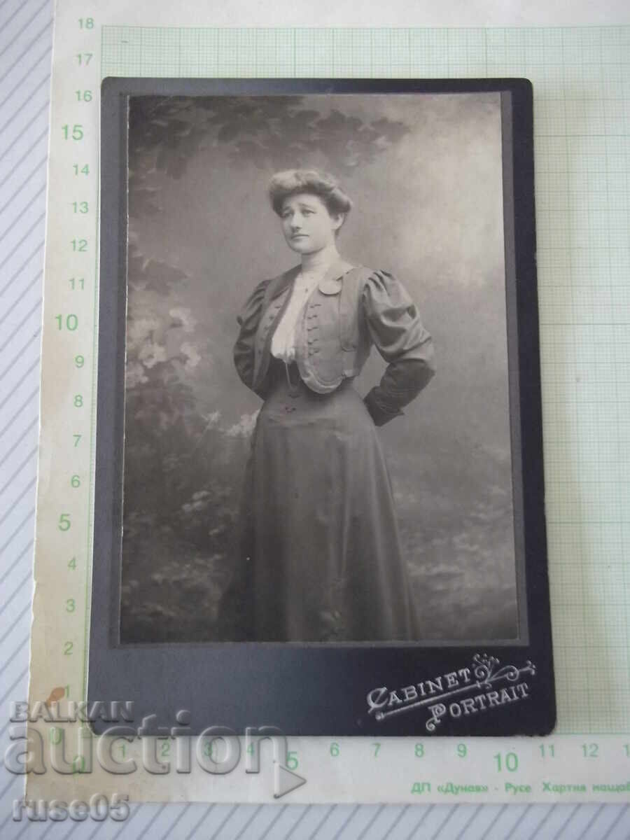 Fotografie veche pe carton cu o femeie într-un studio foto