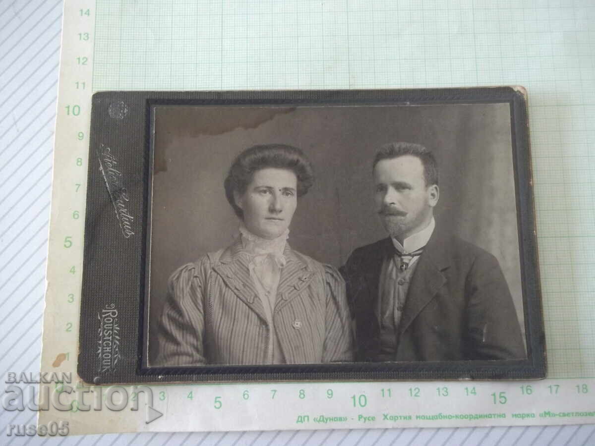 Fotografie veche pe carton cu o familie din Ruse