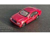 Mașinuță metalică asemănătoare cu Mercedes, aproximativ 1/64