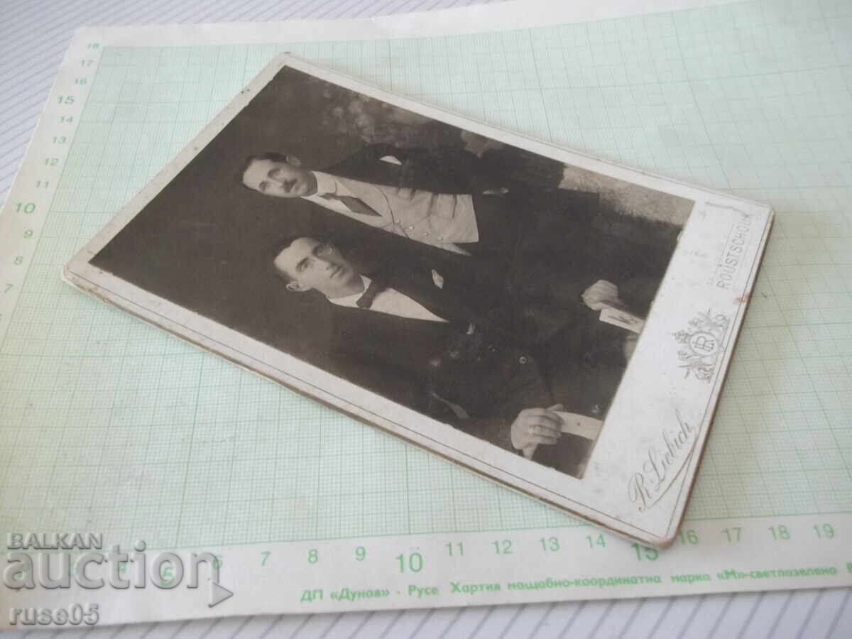 Licitație Fotografie veche pe carton cu doi bărbați într-un studio foto din Ruse
