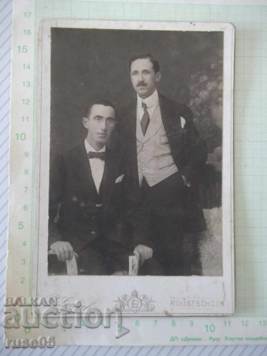Fotografie veche pe carton cu doi bărbați într-un studio foto din Ruse