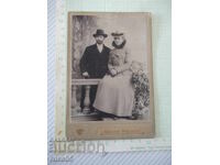 Fotografie veche pe carton a unui cuplu tânăr într-un studio foto din Șumen