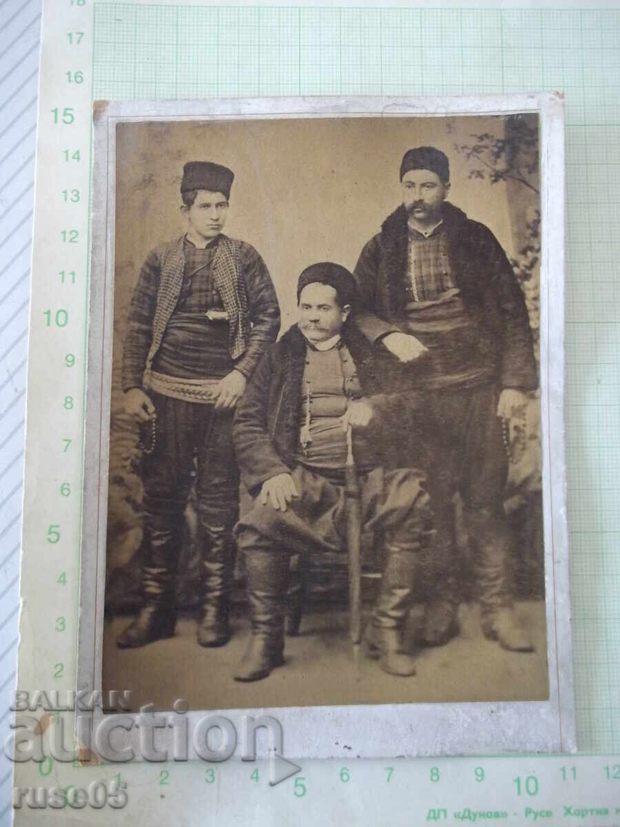 Снимка стара картон на трима мъже във фотостудио