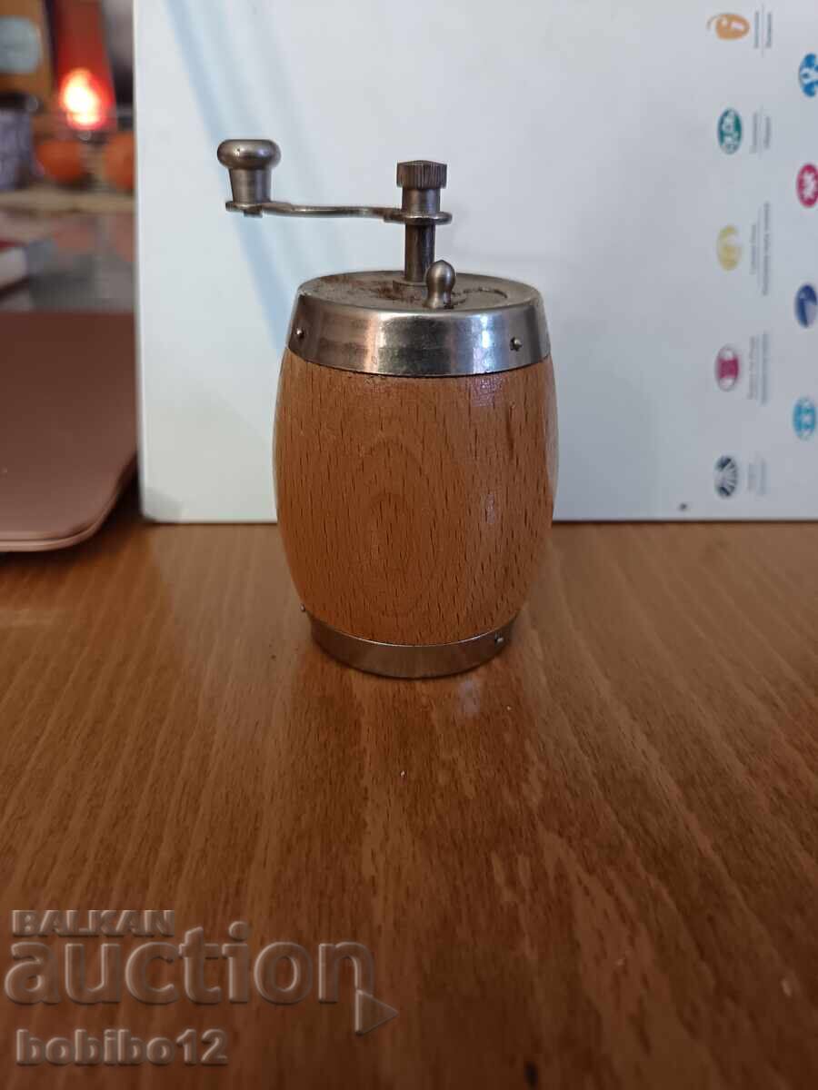 Παλιός μύλος πιπεριάς με τιμή € 10.00 | 19.56 BGN