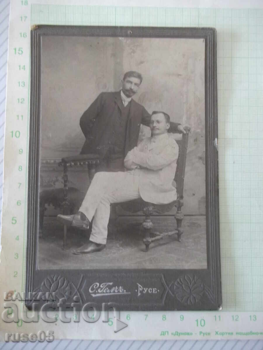 Fotografie veche pe carton cu doi bărbați într-un studio foto din Ruse - 1