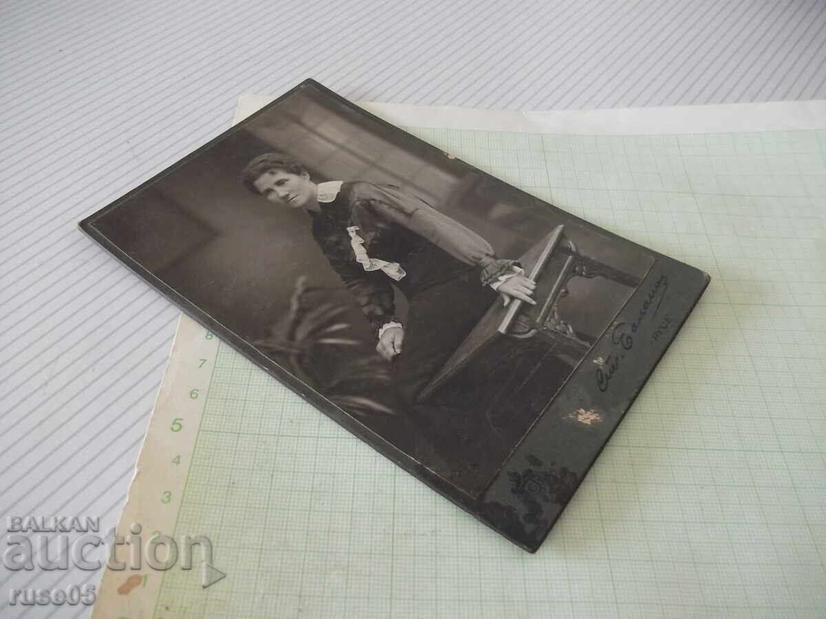 Licitație Fotografie veche pe carton a unei domnișoare într-un studio foto din Ruse