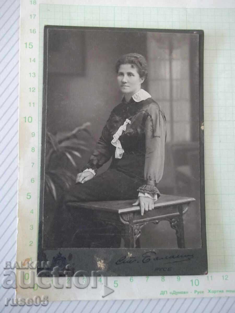 Fotografie veche pe carton a unei domnișoare într-un studio foto din Ruse