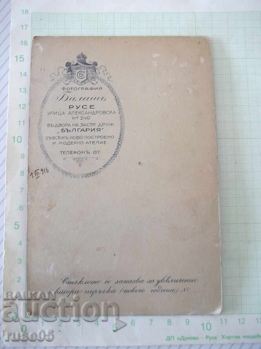 Fotografie veche pe carton a unei domnișoare într-un studio foto din Ruse cu preț € 7.67 | 15.00 BGN