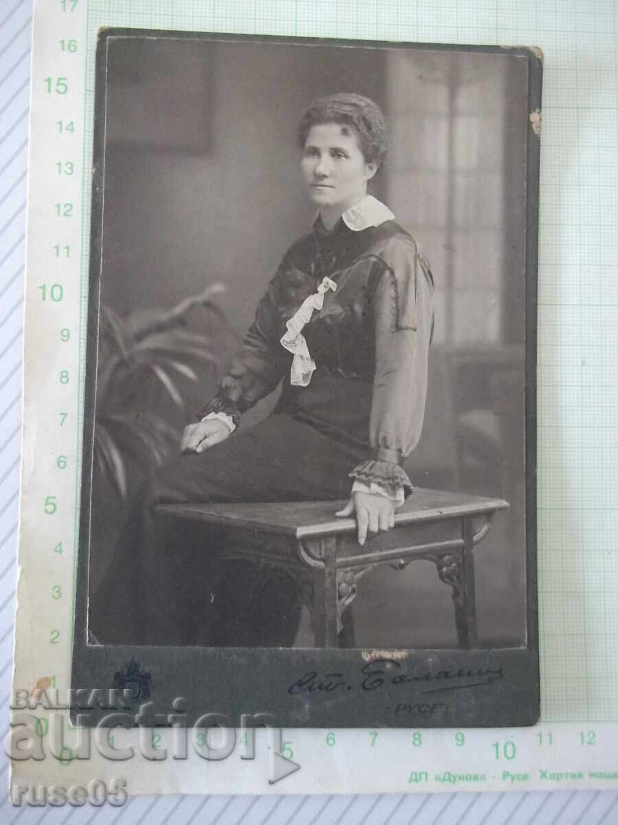 Fotografie veche pe carton a unei domnișoare într-un studio foto din Ruse