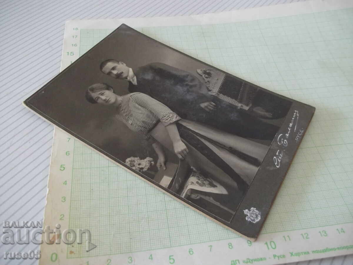Licitație Fotografie veche pe carton a unei familii într-un studio foto din Ruse