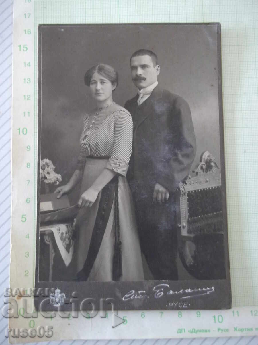 Fotografie veche pe carton a unei familii într-un studio foto din Ruse