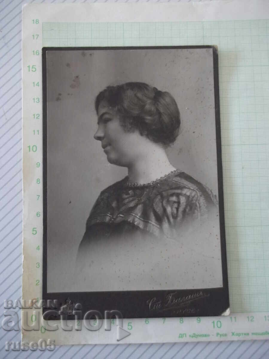 Fotografie veche pe carton cu o domnișoară într-un studio foto din Ruse - 1