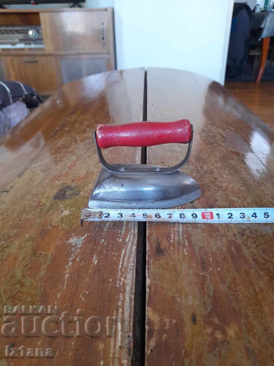 Auction  An old children's iron
