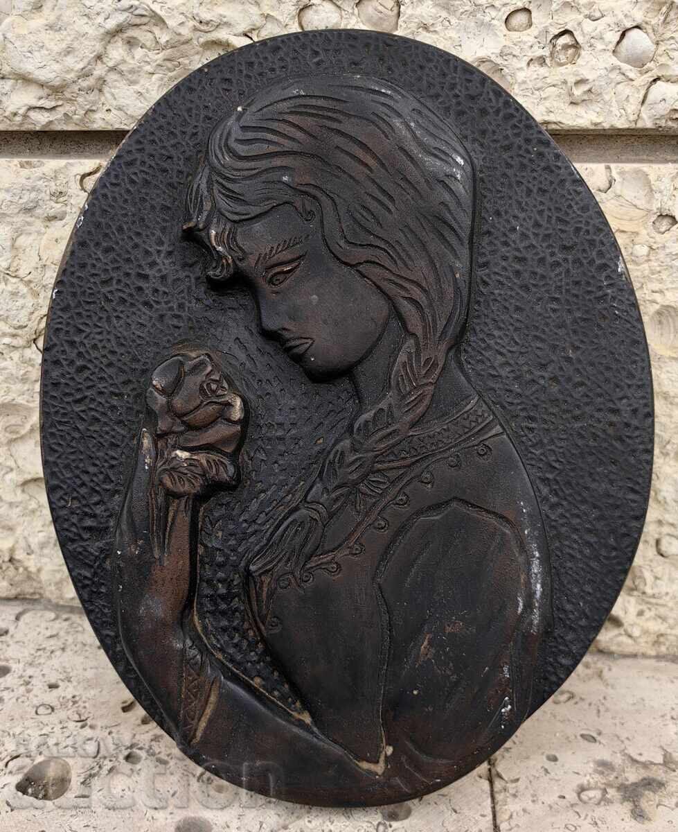 MARE PANOU BULGĂRESC DIN GHIPS DIN EPOCA SOCIALISTĂ FEMEIE CU TRANDAFIR DECORAȚIUNE DE PERETE cu preț € 15.00 | 29.34 BGN