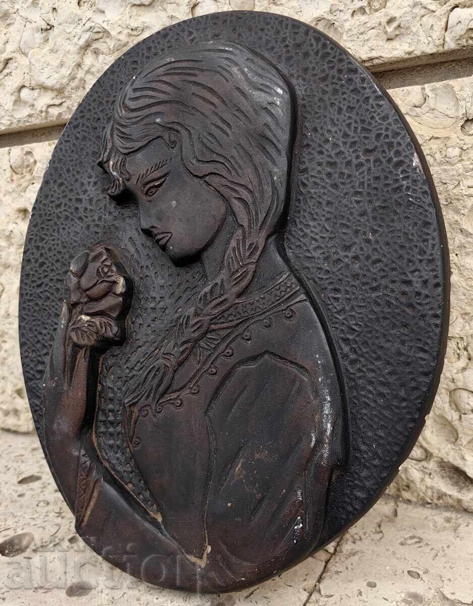 Livrarea MARE PANOU BULGĂRESC DIN GHIPS DIN EPOCA SOCIALISTĂ FEMEIE CU TRANDAFIR DECORAȚIUNE DE PERETE