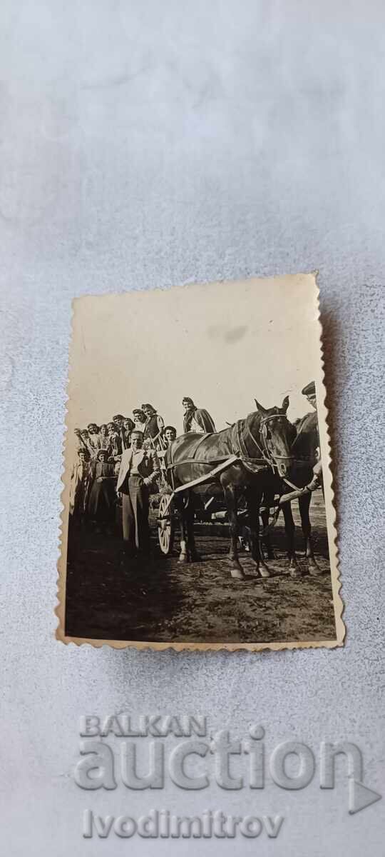 Fotografie Cerniov, regiunea Ihtiman, bărbați și femei cu o căruță pe șosea