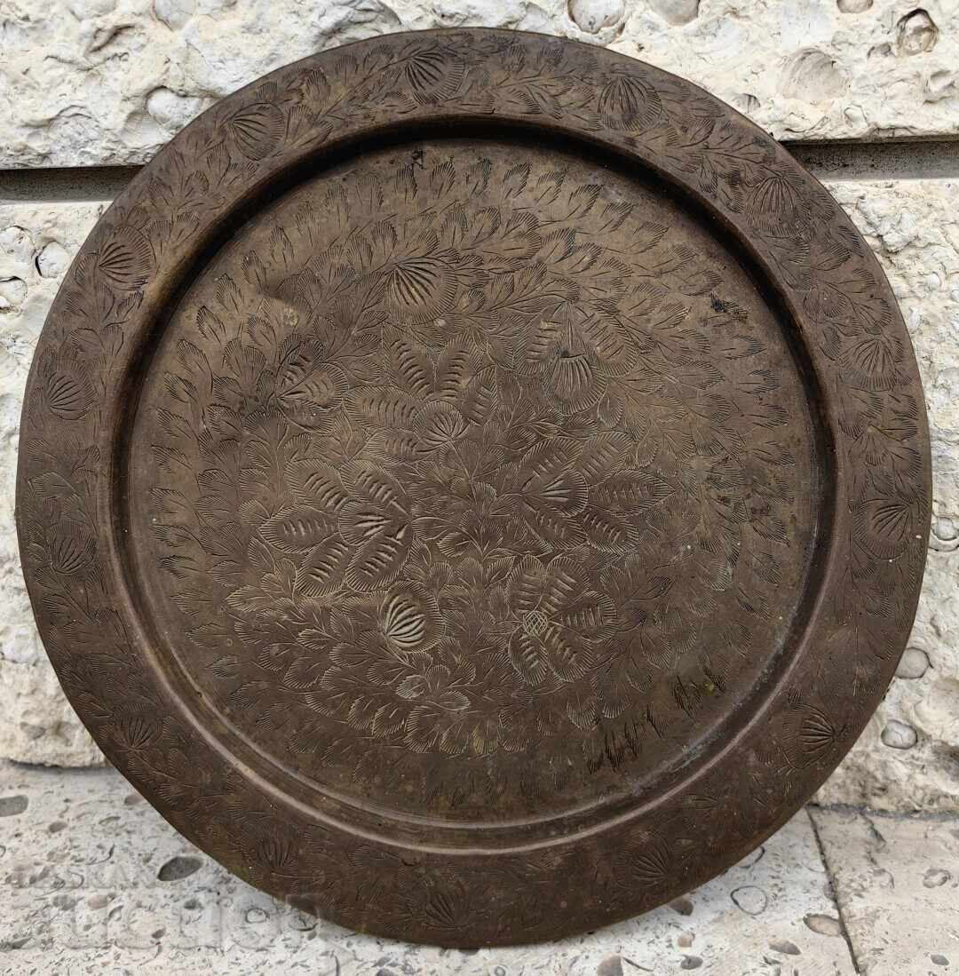 Licitație VECHE FARFURIE MASIVĂ DIN METAL CU ELEMENTE FLORALE Licitație VECHE FARFURIE MASIVĂ DIN METAL CU ELEMENTE FLORALE