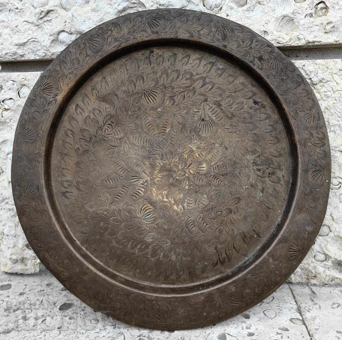 Livrarea VECHE FARFURIE MASIVĂ DIN METAL CU ELEMENTE FLORALE Livrarea VECHE FARFURIE MASIVĂ DIN METAL CU ELEMENTE FLORALE