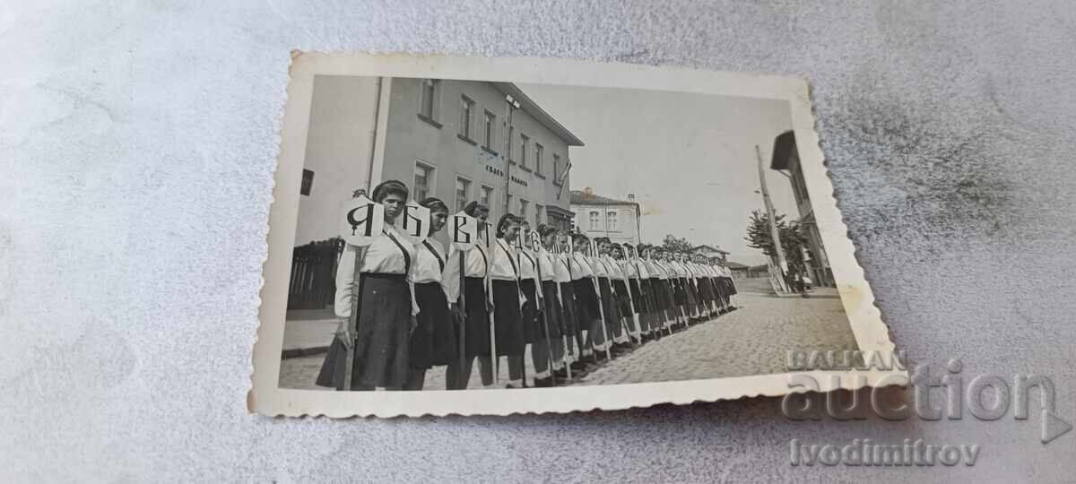 Fotografie cu eleve aliniate de 24 Mai în fața Palatului de Justiție