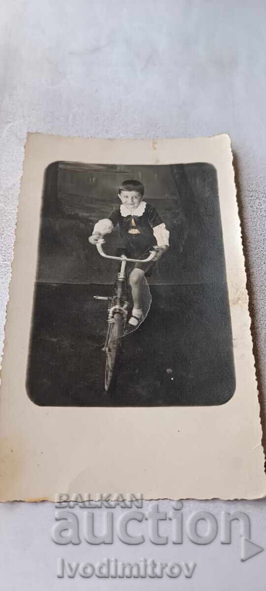 Fotografie băiețel cu o bicicletă retro pentru copii