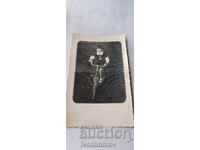 Fotografie băiețel cu o bicicletă retro pentru copii