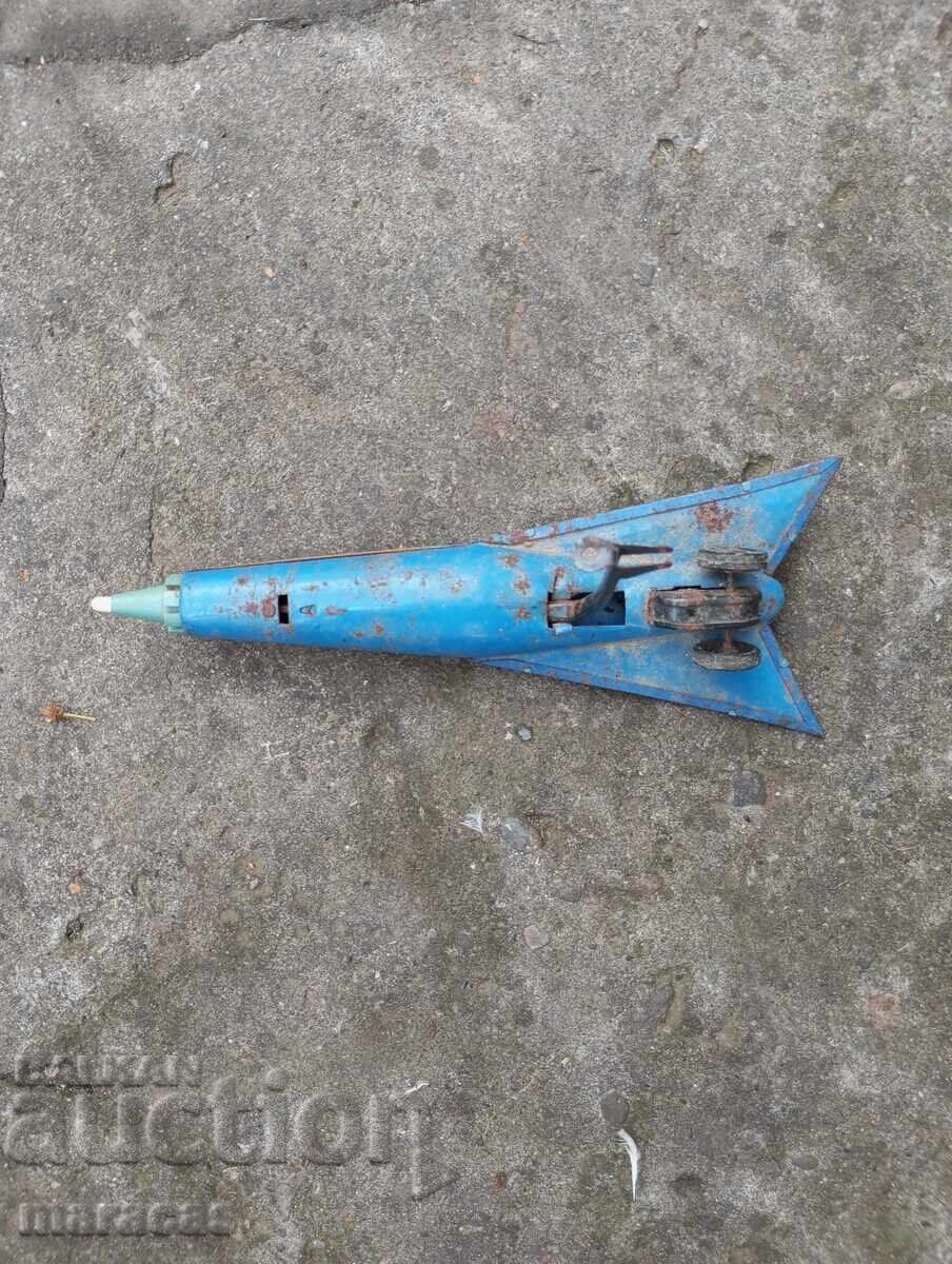 Licitație O jucărie veche pentru copii