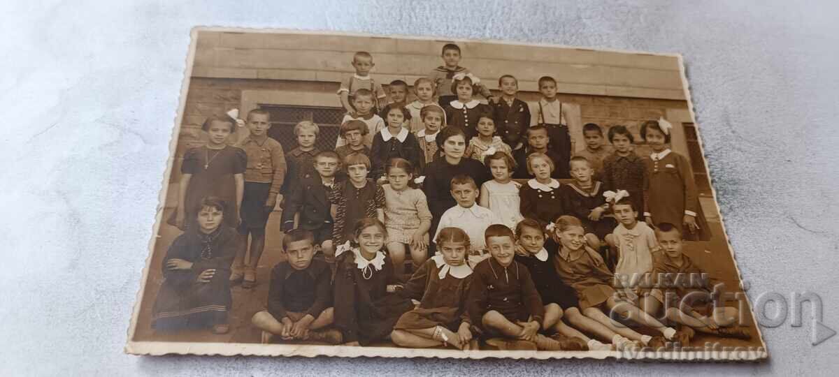 Φωτογραφία Σοφία Ουχενίτση με τη δασκάλα τους