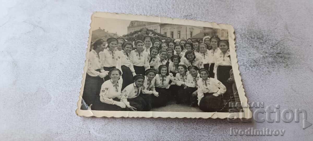Снимка Ученички на манифестация за 24 Май 1941